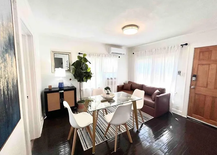 Cozy 2 Bedroom Apartment Near Local Hotspots