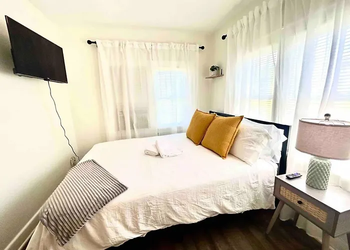 Cozy 2 Bedroom Apartment Near Local Hotspots